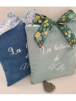 Pochette livre personnalisée en velours vert bleu et noeud liberty
