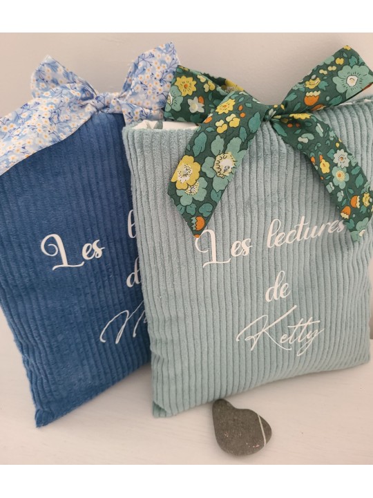 Pochette livre personnalisée en velours vert bleu et noeud liberty