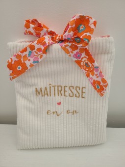 Pochette livre personnalisée en velours écru et noeud liberty Betsy mandarine