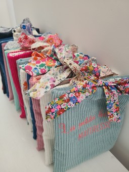 Pochette livre personnalisée en velours fuschia et noeud liberty fluo