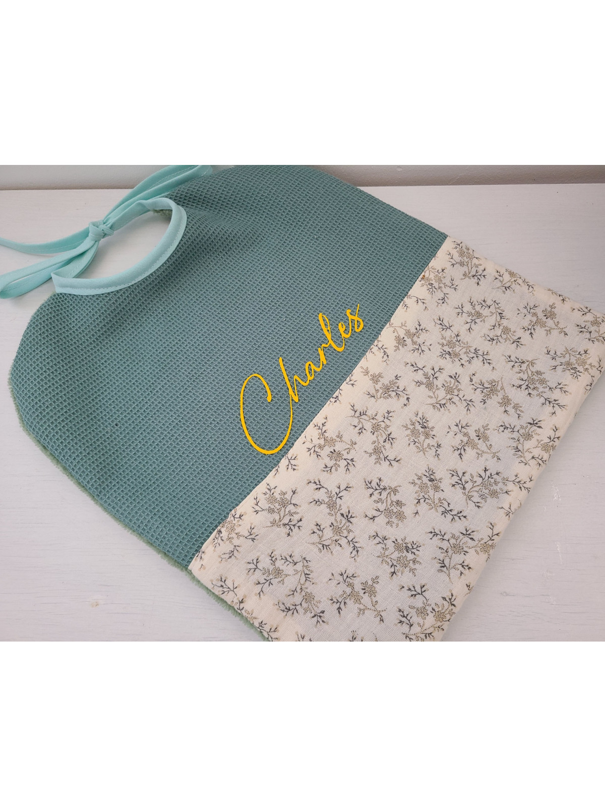 Bavoir personnalisé en double gaze fleurie / éponge de bambou