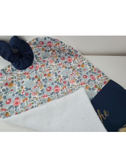 Grande serviette élastiquée liberty Betsy porcelaine pour maternelle ou tissus au choix