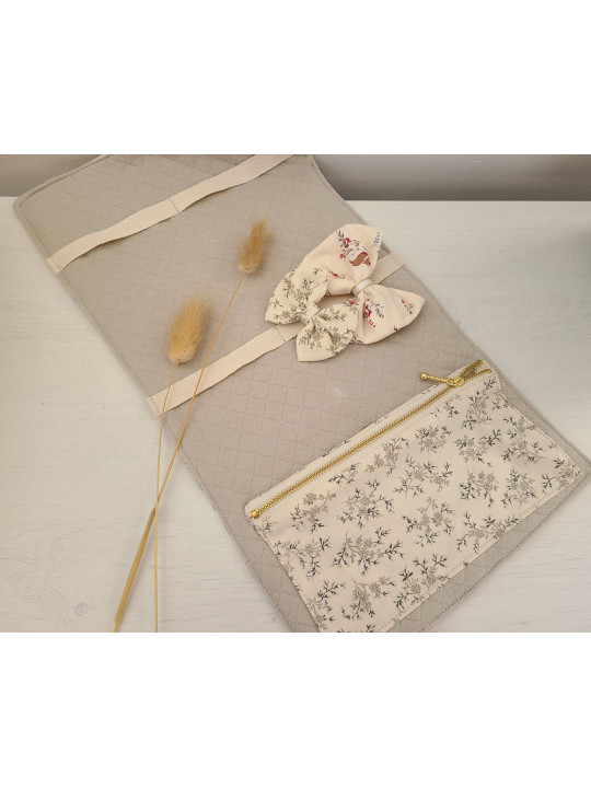 Pochette range barrettes et chouchous en coton fleuri beige personnalisable
